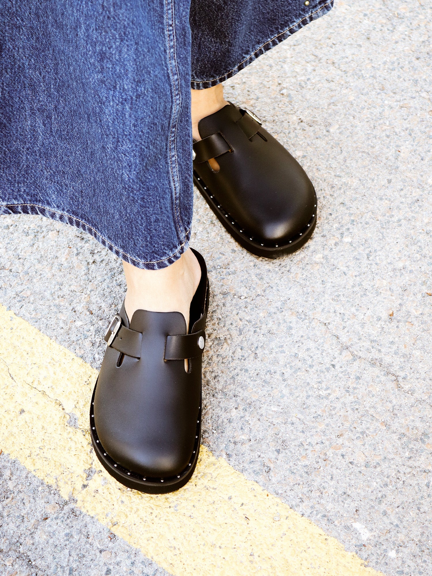 RIVA VEGAN STUDS BLACK