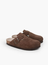 Zueco Riva Genuins color marron en serraje velour. Perfecto para la temporada otoño invierno y primavera verano. Se puede llevar con y sin calcetin.