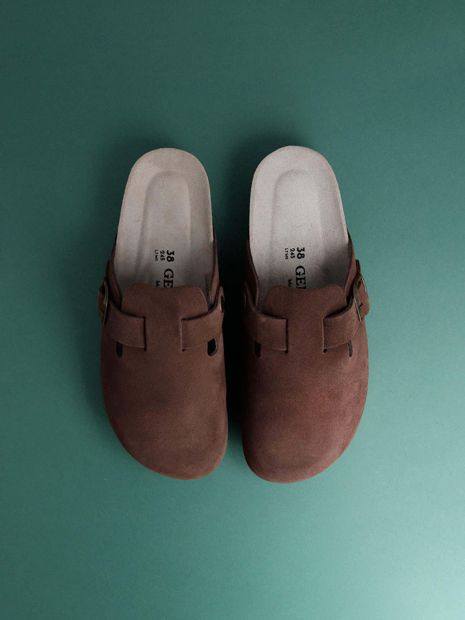 Zueco Genuins Riva velour brown. Vista cenital. Planta anatomica muy confortable que se adapta a tu pie proporcionando comfort y bienestar. 