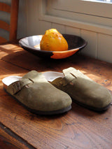 Zueco Genuins Riva de serraje en color kaki unisex