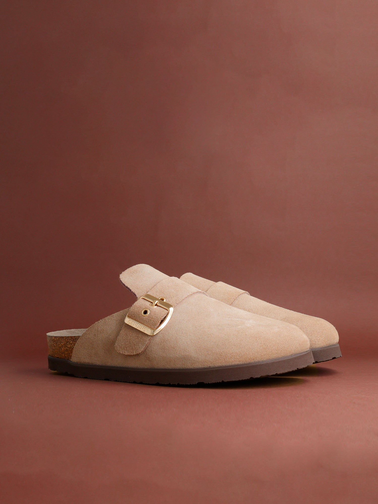 Zueco anatómico de piel serraje taupe con hebilla ajustable, plantilla de corcho y foam   con suela de EVA ligera. Diseñado y fabricado en Elche por Genuins