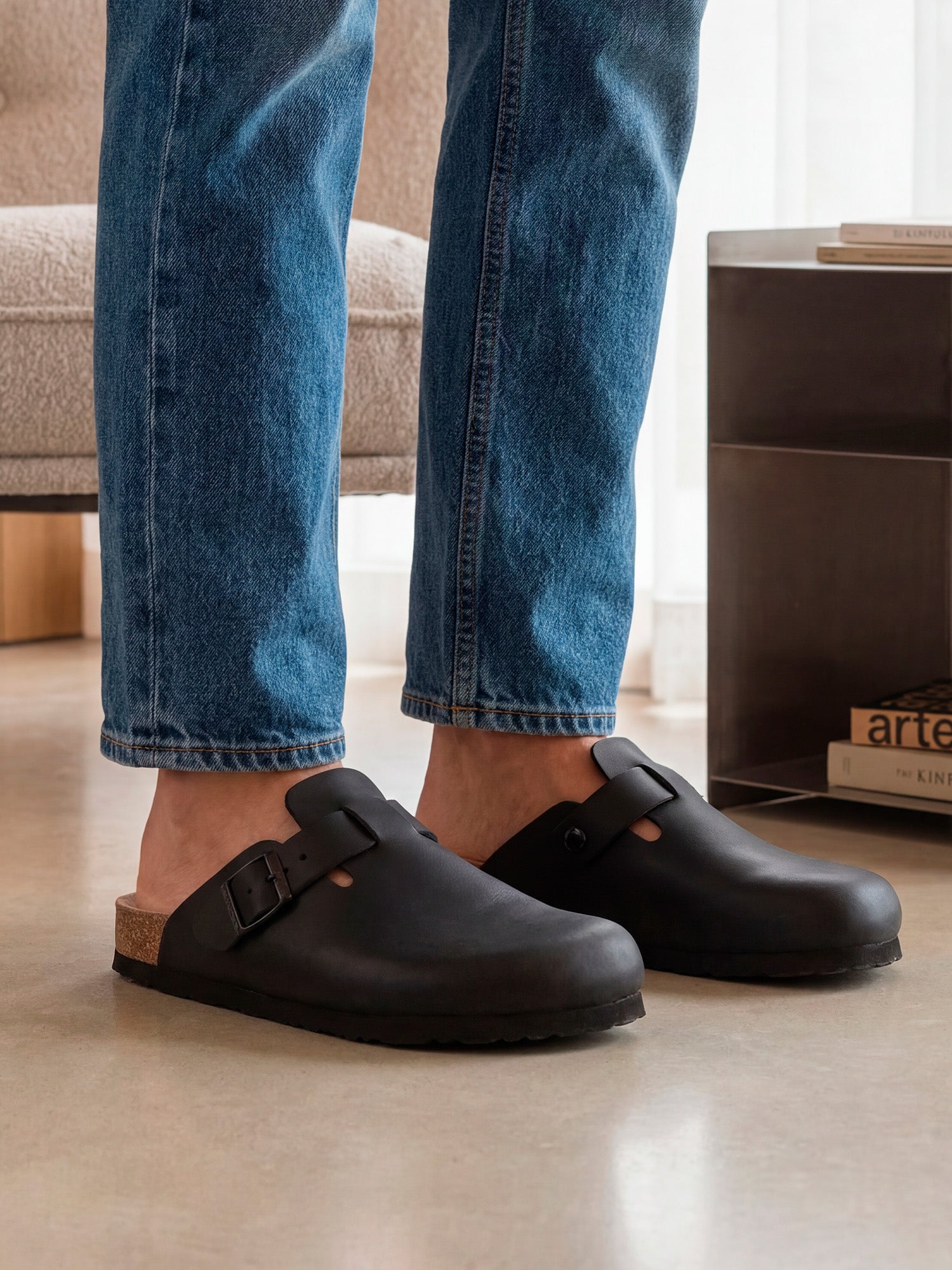 Zueco Genuins Riva de piel engrasada color negro con planta anatómica de caucho corcho y hebilla ajustable metálica para hombre lifestyle