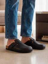 Zueco Genuins Riva de piel engrasada color negro con planta anatómica de caucho corcho y hebilla ajustable metálica para hombre lifestyle