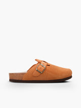 Zueco Genuins Riva  de piel serraje color marrón camel  con planta anatómica de caucho corcho y hebilla ajustable metálica para hombre en vista lateral  